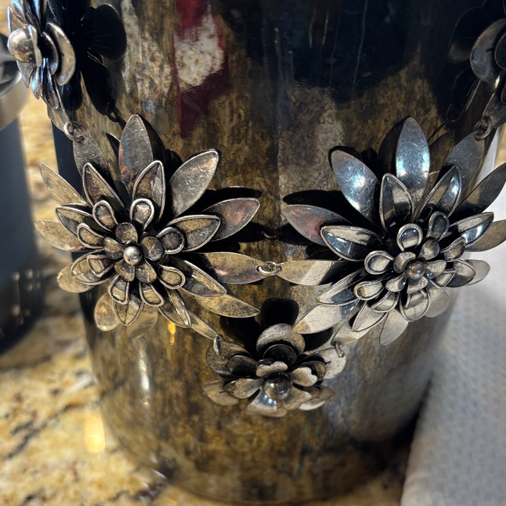 Elegant Silver Floral necklace